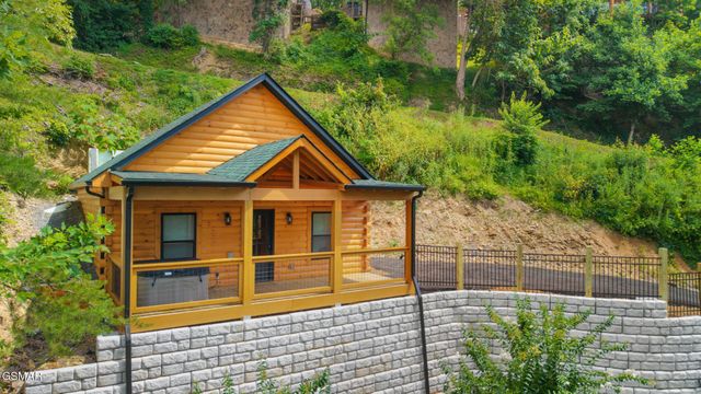 1026 Black Bear Cub Way, Sevierville, TN 37862