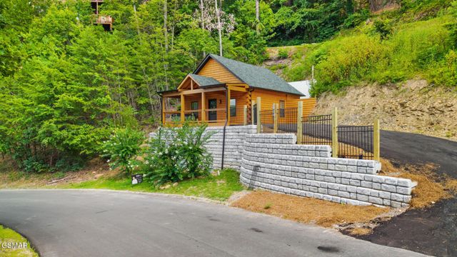 1026 Black Bear Cub Way, Sevierville, TN 37862
