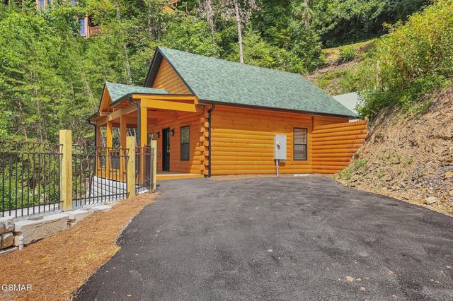 1026 Black Bear Cub Way, Sevierville, TN 37862