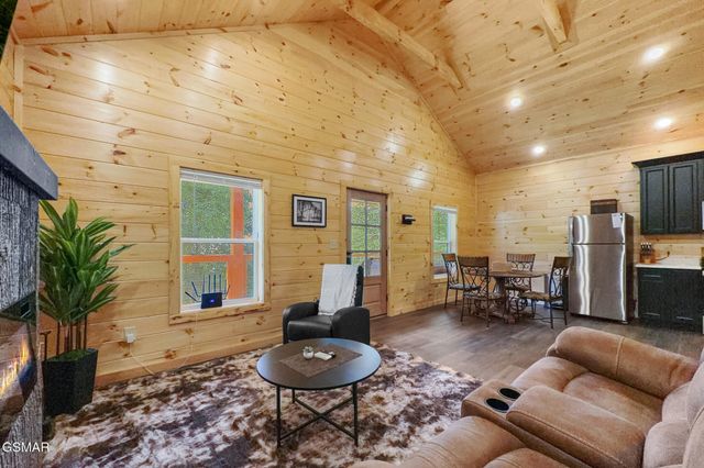 1026 Black Bear Cub Way, Sevierville, TN 37862