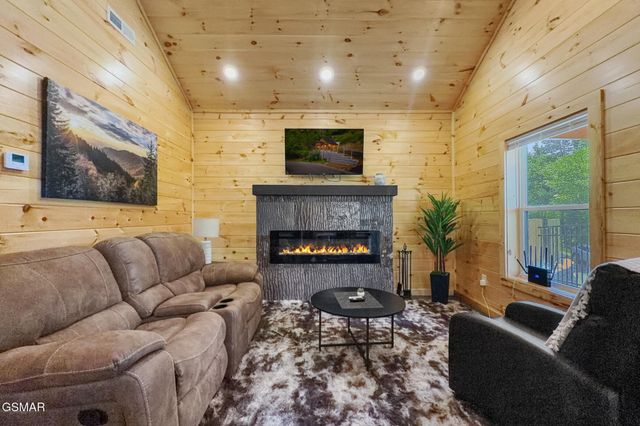 1026 Black Bear Cub Way, Sevierville, TN 37862