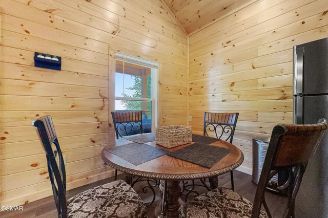 1026 Black Bear Cub Way, Sevierville, TN 37862