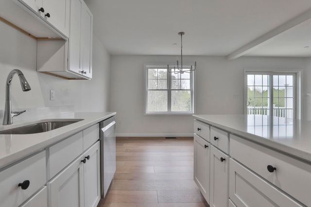 66 Crestview Way, Raymond, NH 03077