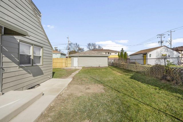 2028 W Whitaker AVENUE, Milwaukee, WI 53221