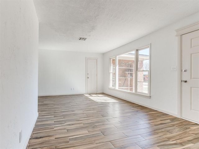 633 E Frolich Drive, Midwest City, OK 73110