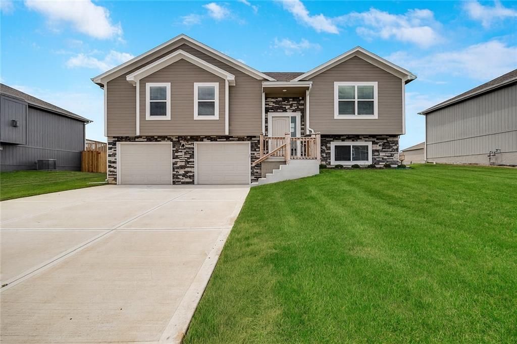 605 Foxglove Lane, Raymore, MO 64083