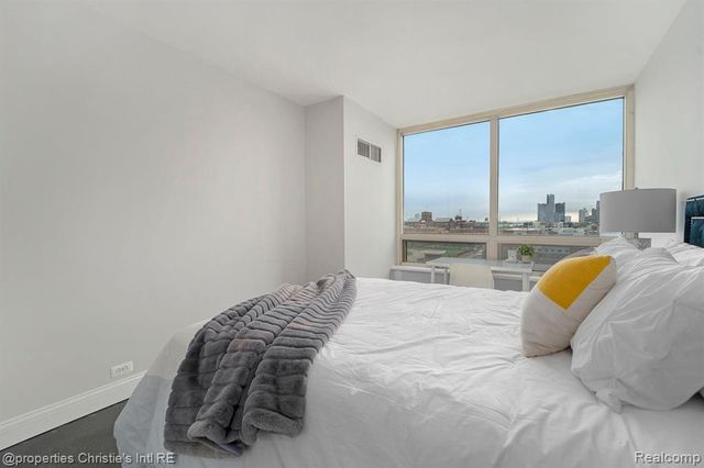 3320 Spinnaker Lane 9E, Detroit, MI 48207