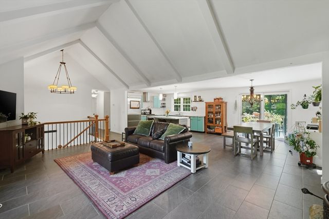56 King Street, Uxbridge, MA 01569