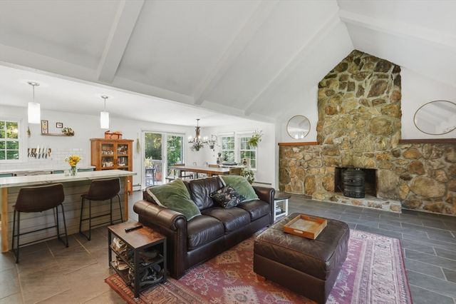 56 King Street, Uxbridge, MA 01569
