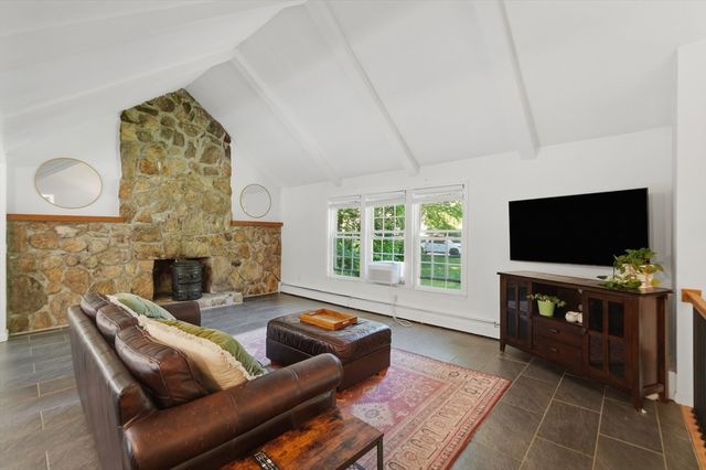 56 King Street, Uxbridge, MA 01569