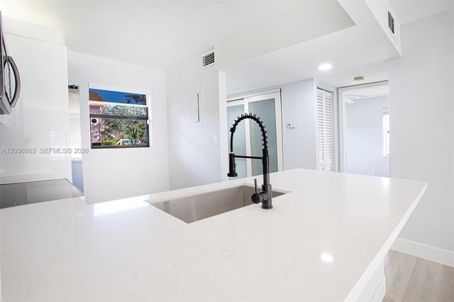 1000 NW 106th Terrace 101, Pembroke Pines, FL 33026