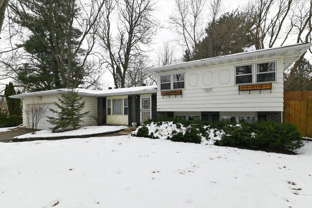 2102 Manor Green Drive, Madison, WI 53711