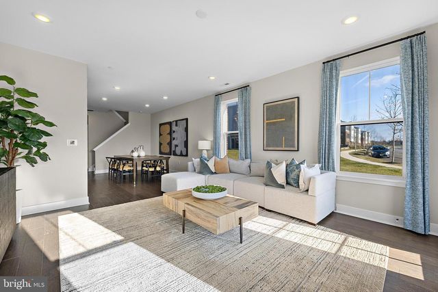 152 LEONA STEWART, Pennington, NJ 08534