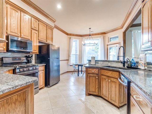 882 Oakley Drive, Blanchard, OK 73010