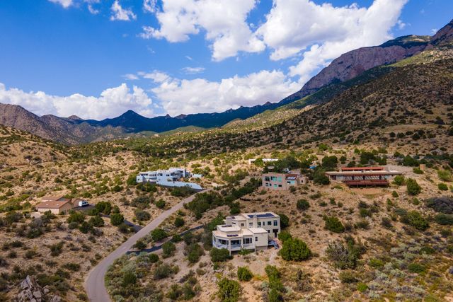 37 Tierra Monte Street NE, Albuquerque, NM 87122