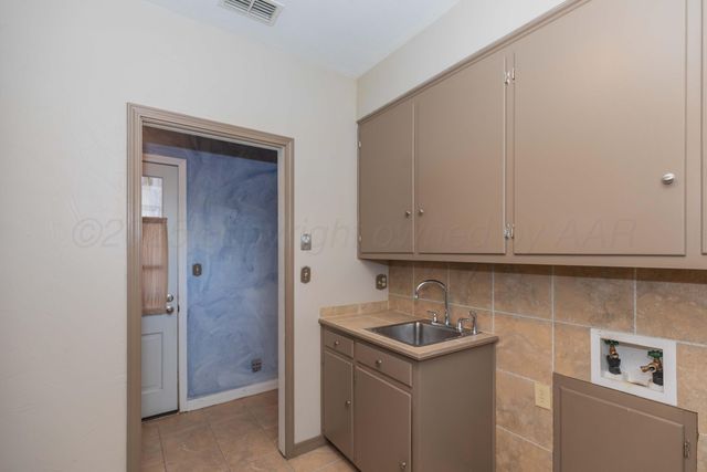 2131 N Charles Street, Pampa, TX 79065