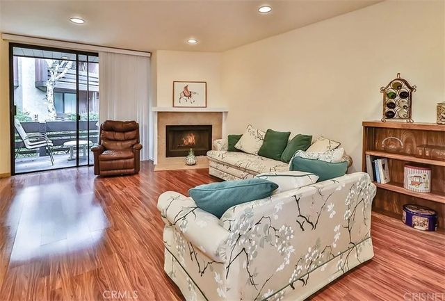 21931 Burbank 23, Woodland Hills, CA 91367
