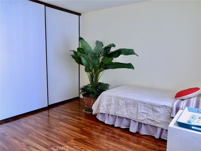 21931 Burbank 23, Woodland Hills, CA 91367