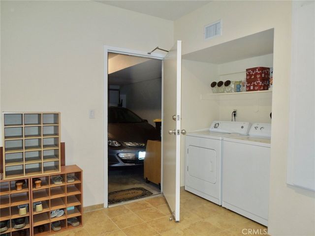21931 Burbank 23, Woodland Hills, CA 91367