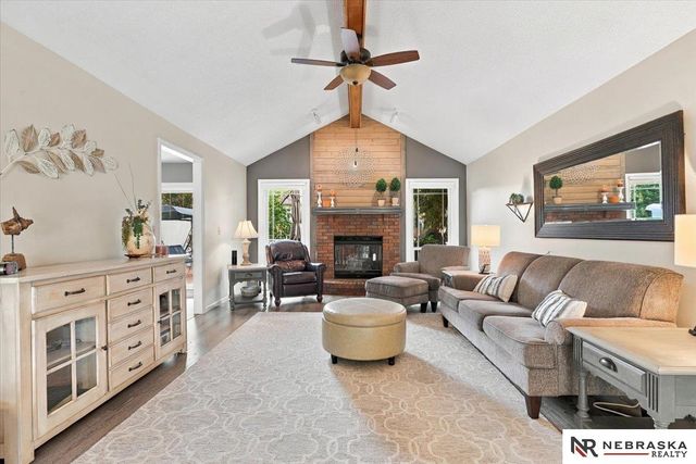 637 S 215th Street, Omaha, NE 68022