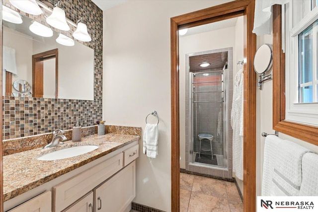 637 S 215th Street, Omaha, NE 68022