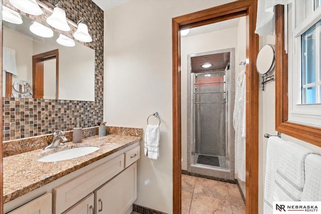 637 S 215th Street, Omaha, NE 68022