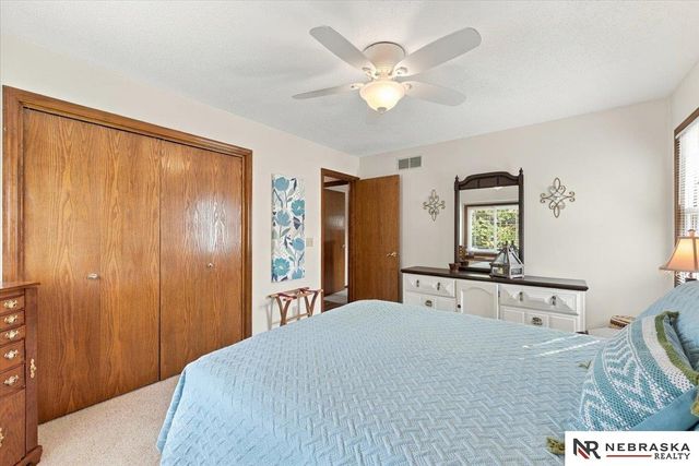 637 S 215th Street, Omaha, NE 68022