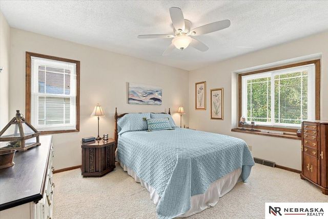 637 S 215th Street, Omaha, NE 68022