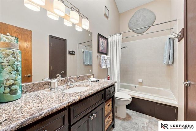 637 S 215th Street, Omaha, NE 68022