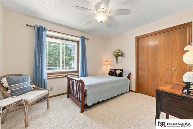 637 S 215th Street, Omaha, NE 68022
