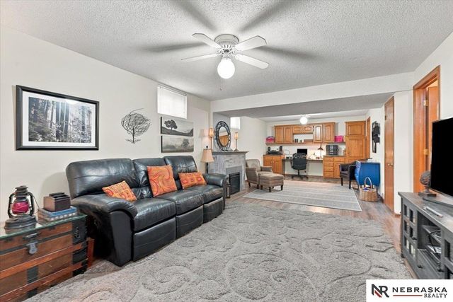 637 S 215th Street, Omaha, NE 68022