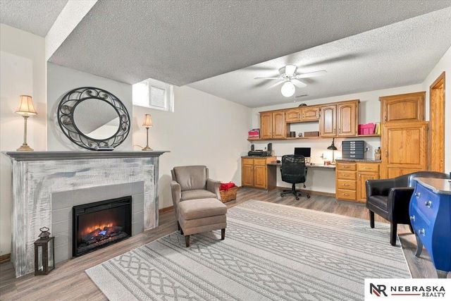 637 S 215th Street, Omaha, NE 68022