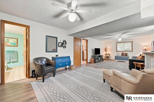 637 S 215th Street, Omaha, NE 68022