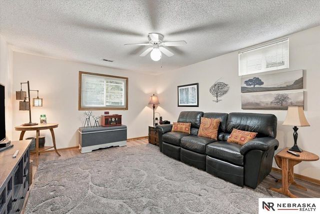 637 S 215th Street, Omaha, NE 68022
