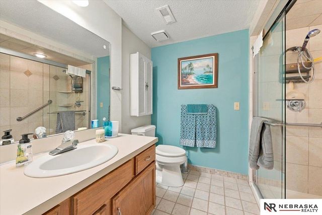 637 S 215th Street, Omaha, NE 68022