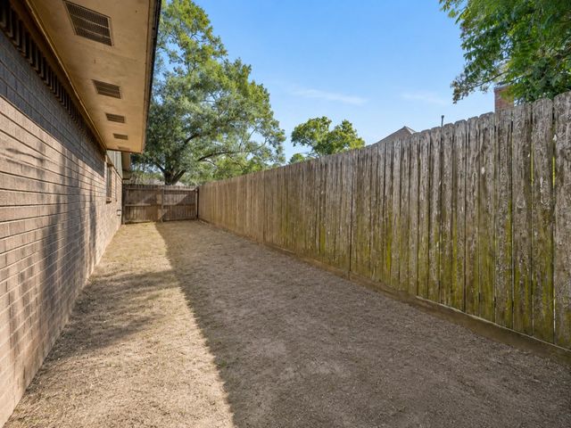 208 Cliffbrook Lane, Cleveland, TX 77327