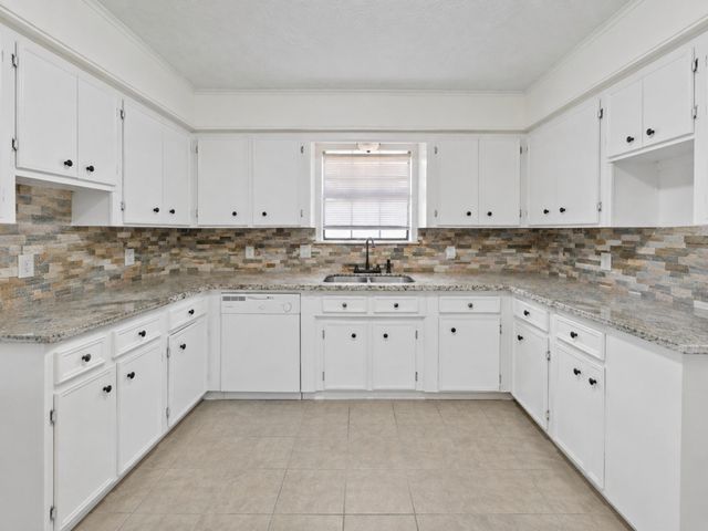 208 Cliffbrook Lane, Cleveland, TX 77327