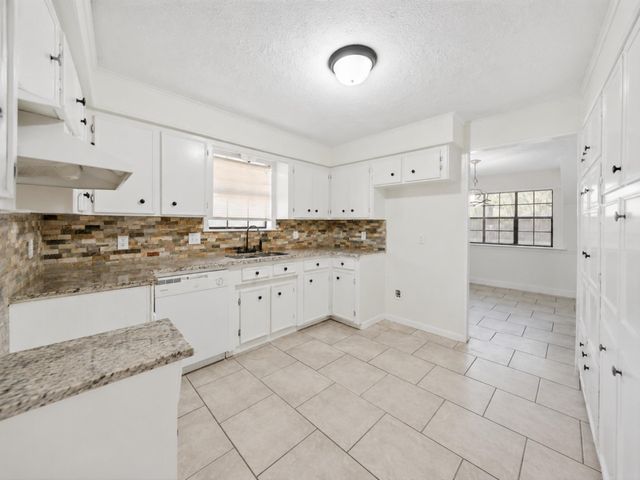208 Cliffbrook Lane, Cleveland, TX 77327
