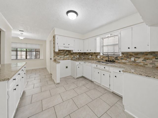 208 Cliffbrook Lane, Cleveland, TX 77327