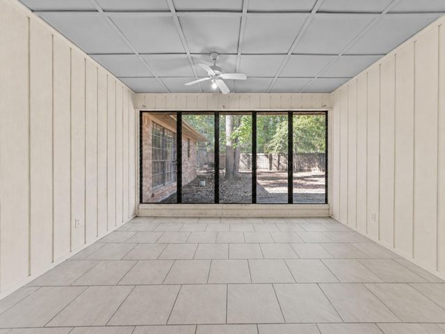 208 Cliffbrook Lane, Cleveland, TX 77327