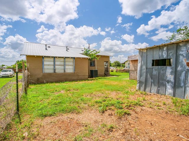 1004 Avon Ave, Llano, TX 78643