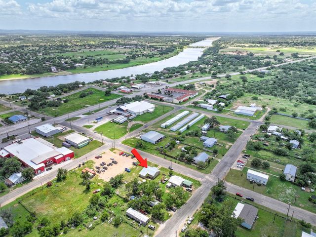 1004 Avon Ave, Llano, TX 78643