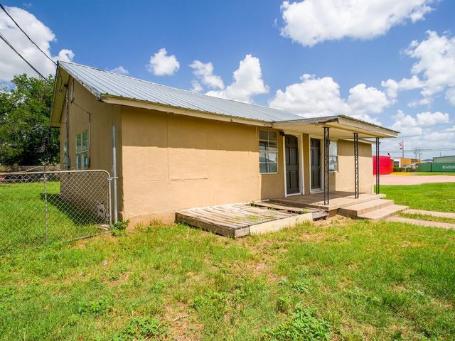 1004 Avon Ave, Llano, TX 78643