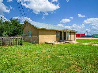 1004 Avon Ave, Llano, TX 78643