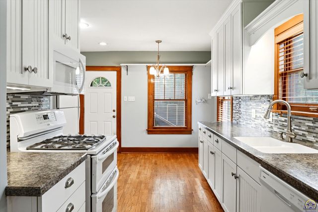 1280 SW MacVicar AVE, Topeka, KS 66604