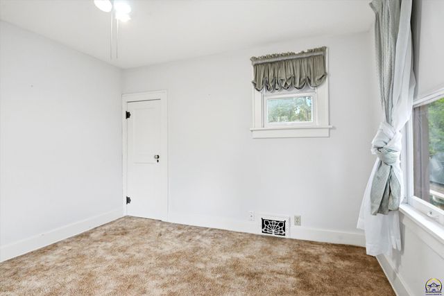 1280 SW MacVicar AVE, Topeka, KS 66604