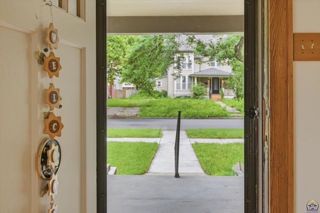 1280 SW MacVicar AVE, Topeka, KS 66604