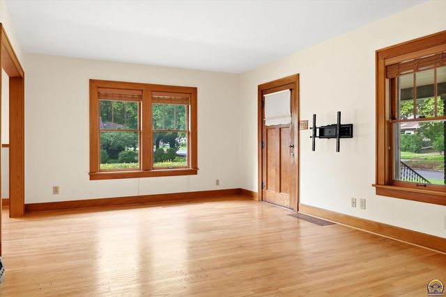 1280 SW MacVicar AVE, Topeka, KS 66604