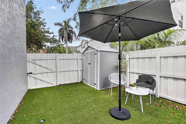 490 NW 102nd Ter, Pembroke Pines, FL 33026