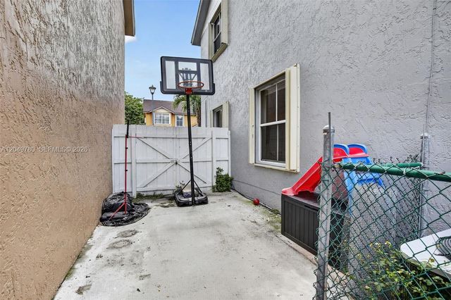 490 NW 102nd Ter, Pembroke Pines, FL 33026